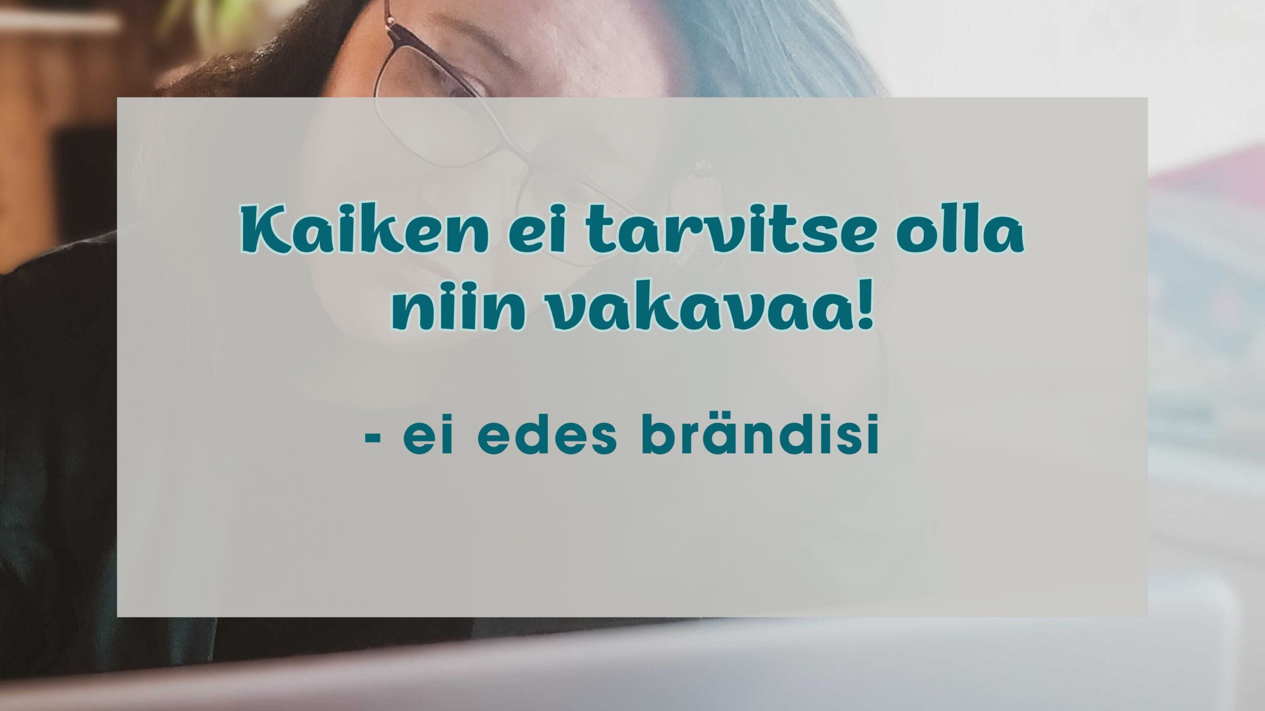 Kaiken ei tarvitse olla niin vakavaa - ei edes brändisi. Tekstin taustalla yrittäjä Satu Sankala tekee töitä tietokoneensa äärellä ja nojaa hieman turhautuneen näköisenä päätään käteensä.